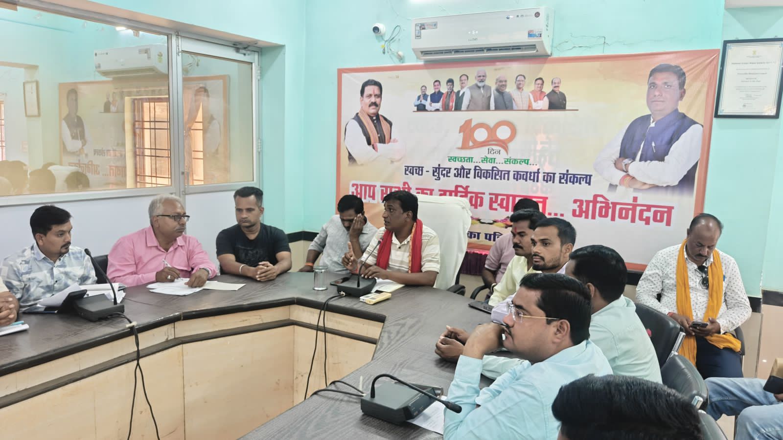 नपाध्यक्ष चंद्रप्रकाश चंद्रवंशी ने ली अधिकारी-कर्मचारियों की क्लास