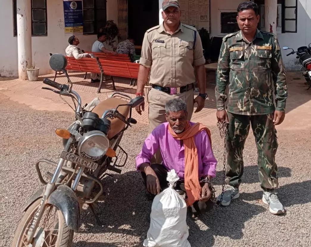 पुलिस की कार्रवाई: बाइक में घूम-घूमकर शराब बेचते आरोपी गिरफ्तार