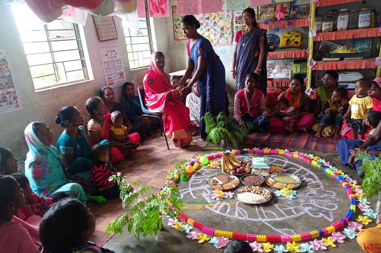 पोरतेंगा, चैलीटांगरटोली और बड़ाबनई के सरपंच कुपोषित बच्चों को खिला रहें हैं दूध, अंडा एवं फल