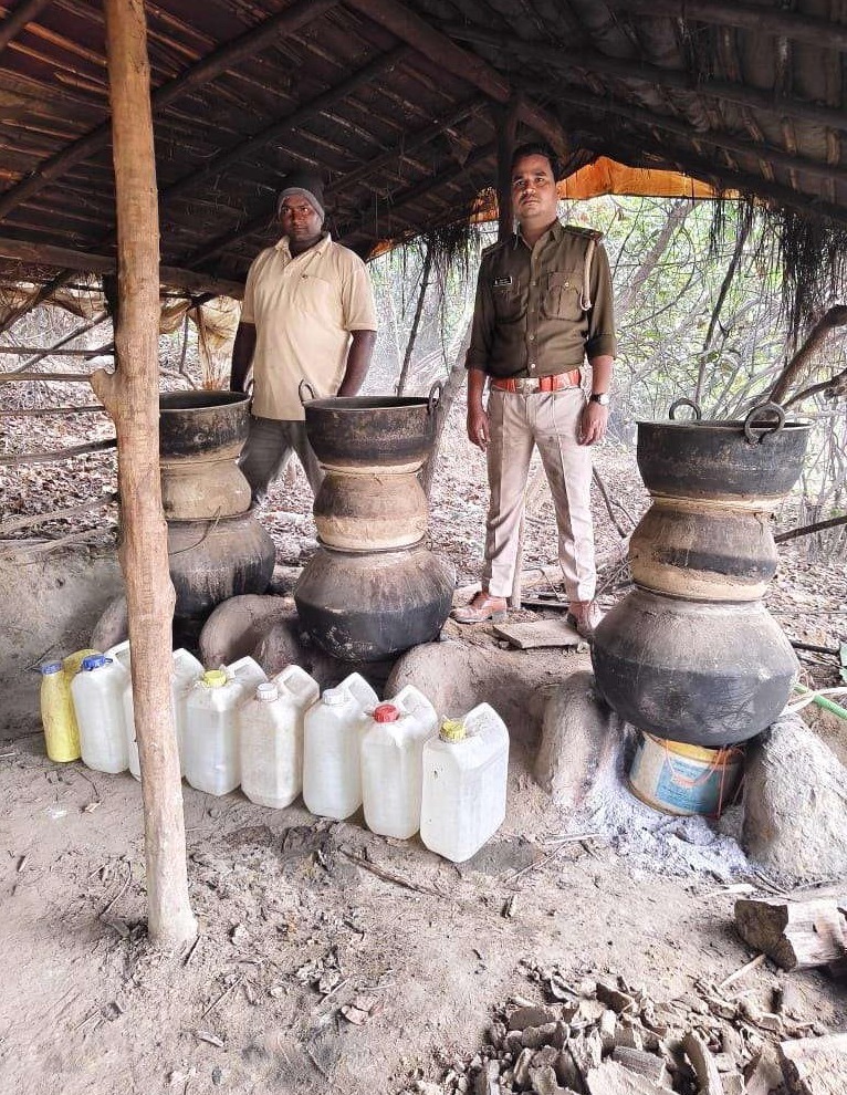 होली से पहले आबकारी विभाग की बड़ी कार्रवाई : 15 प्रकरणों में 235 लीटर महुआ शराब जब्त, कई आरोपी जेल भेजे गए