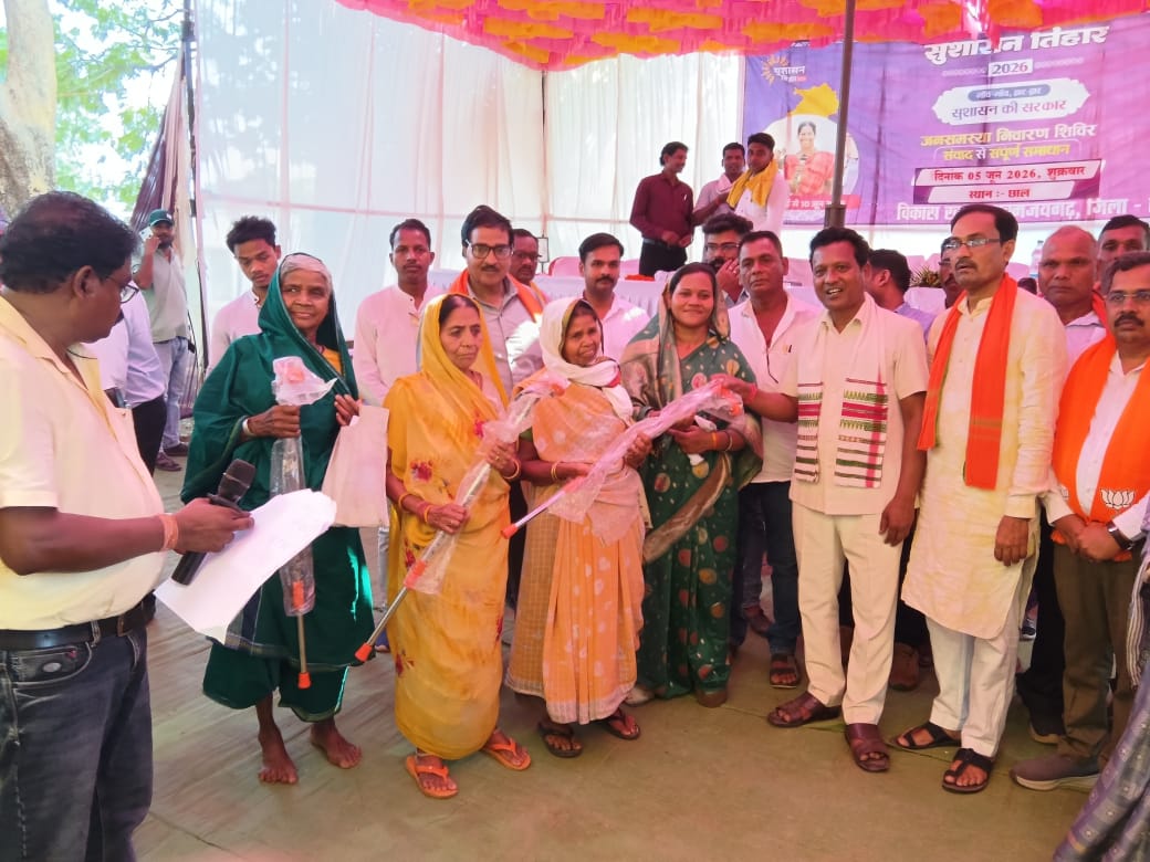 सुशासन तिहार में प्रशासन की संवेदनशील पहल, वृद्धजनों और दिव्यांगजनों को मिले वॉकर, वॉकिंग स्टिक और श्रवण यंत्र