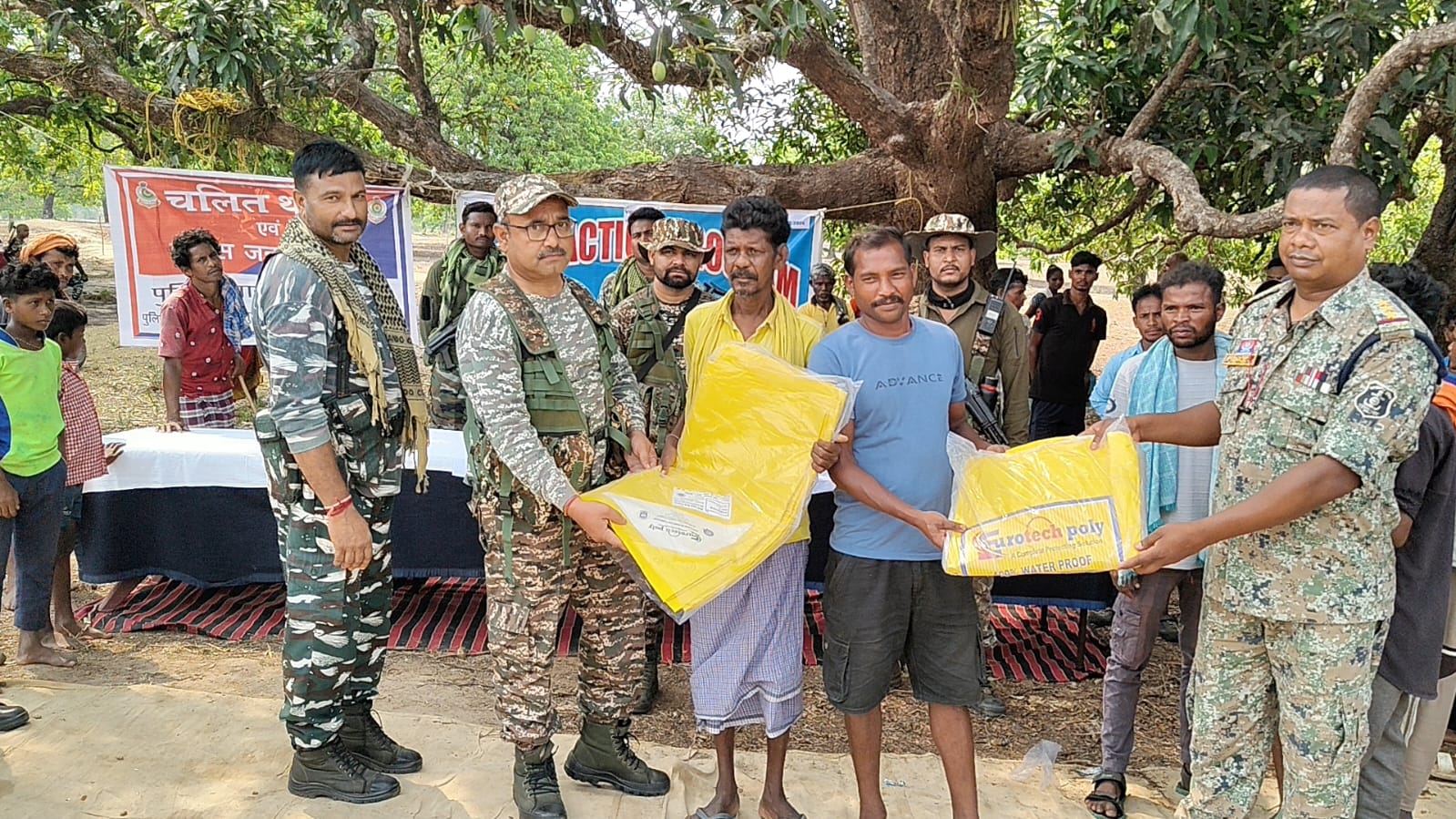 13 किमी जंगल पार कर मोरपल्ली पहुंची CRPF, पहली बार लगा सिविक एक्शन कैंप
