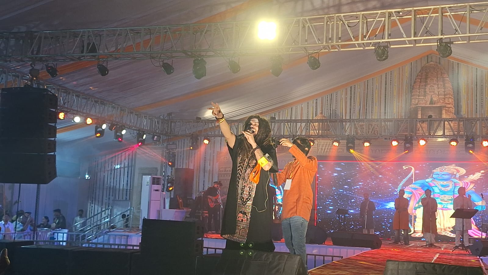 सिरपुर महोत्सव में बाबा हंसराज रघुवंशी की भक्ति संध्या ने बांधा समां