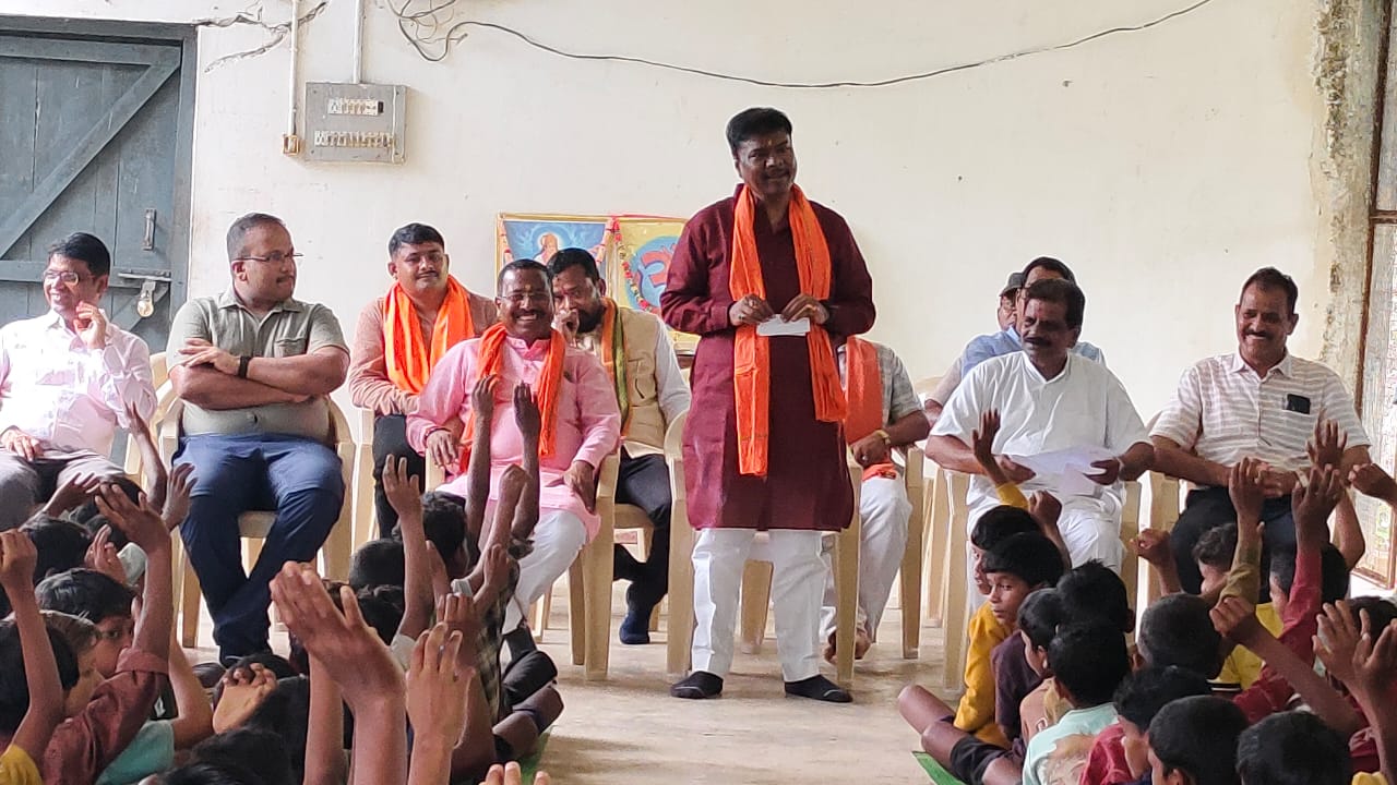 वन मंत्री एवं जिले के प्रभारी मंत्री  केदार कश्यप ने हीरानार छात्रावास पहुंच बच्चों का बढ़ाया उत्साह, मन लगाकर पढ़ाई करने की दी सीख