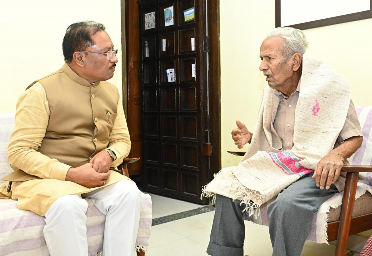 मुख्यमंत्री साय ने साहित्यकार विनोद कुमार शुक्ल के निवास पहुंचकर की उनसे मुलाकात