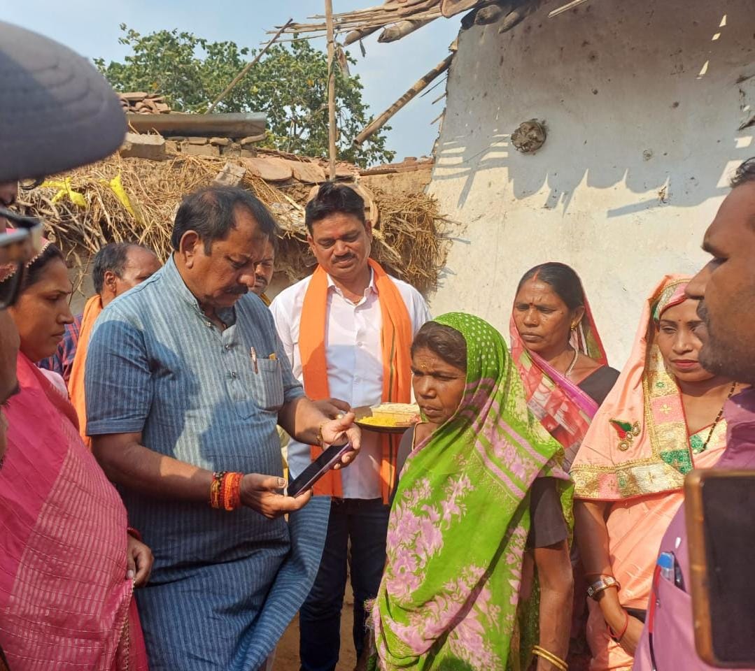 "मोर दुआर साय सरकार" अभियान के अंतर्गत पात्र हितग्राहियों का सर्वे, सांसद बघेल ने हितग्राहियों से की सीधी बातचीत