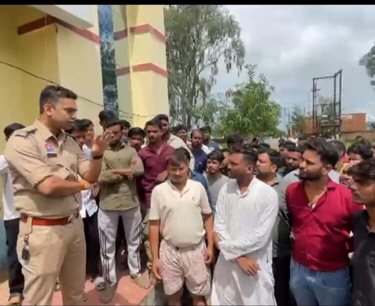 लखनपुर में छात्रों की पिटाई का मामला गरमाया अभिभावकों ने किया थाने का घेराव,10 वी के छात्र सहित चार सहयोगी पर मामला दर्ज