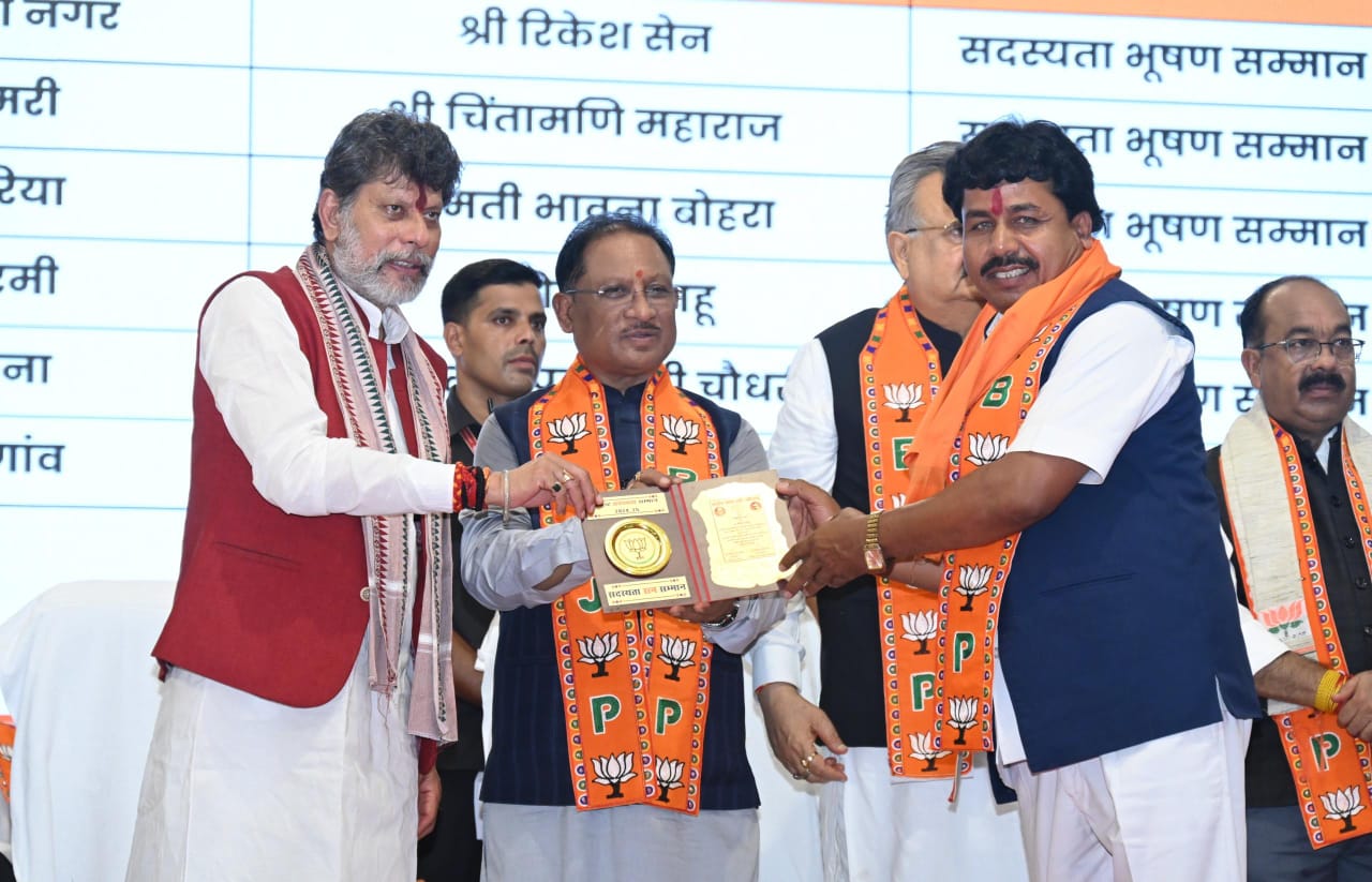 खरसिया के लिए गौरव के पल - प्रदेश भाजपा ने महेश साहू को उत्कृष्ट सदस्यता रत्न से किया सम्मानित