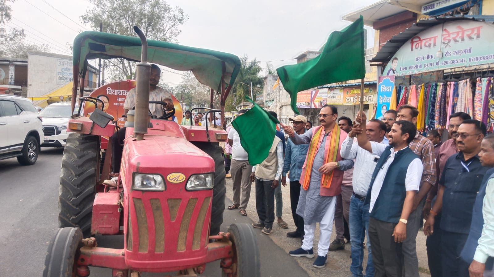 खड़गवां के 28 पंचायतों को टैंकर की सौगात, अब विशेष आयोजनों में नहीं होंगे ग्रामवासी परेशान, स्वास्थ्य मंत्री ने हरी झंडी दिखाकर किया रवाना
