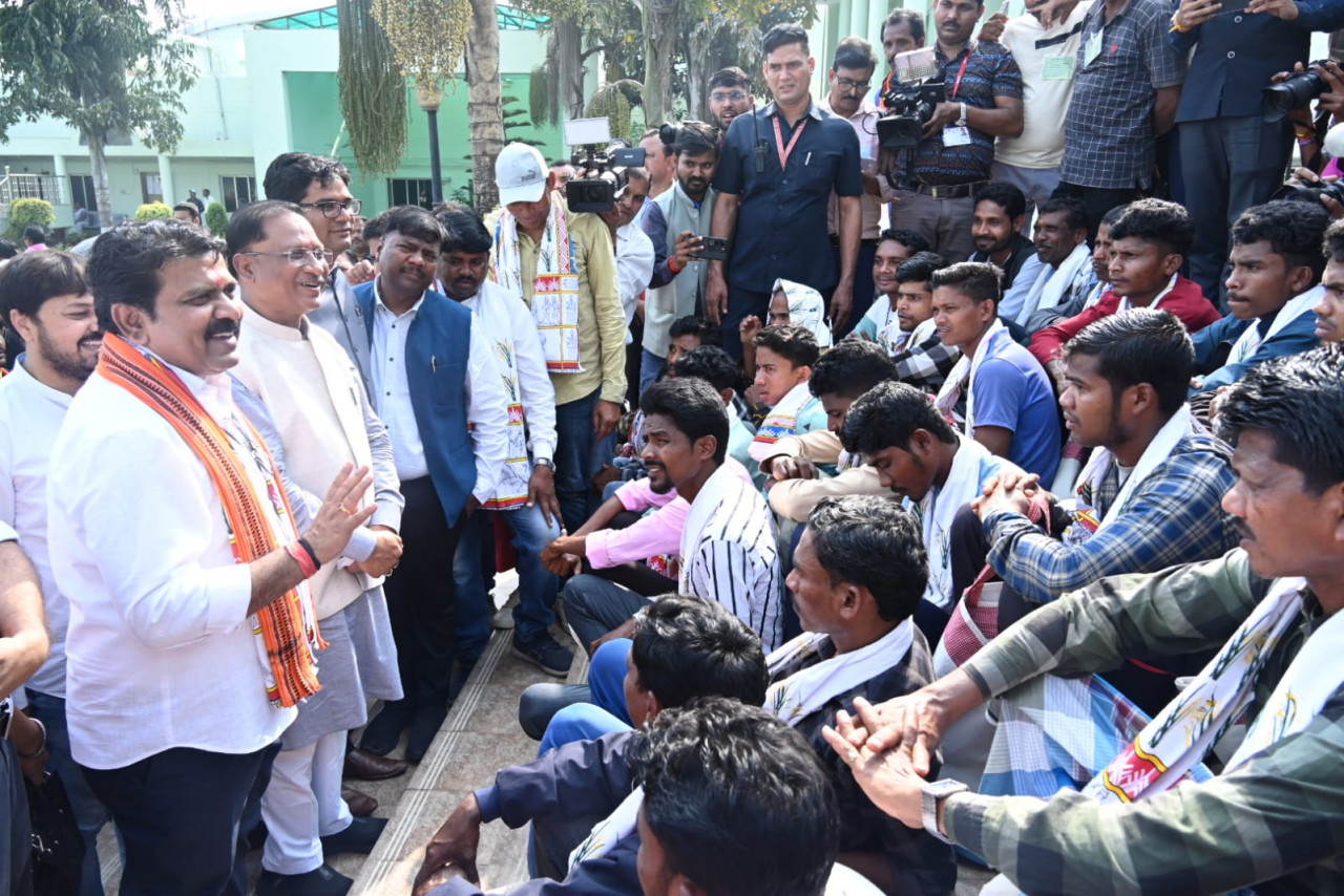  हिड़मा के गांव के लोगों को मुख्यमंत्री ने दिखाया लोकतंत्र का मंदिर