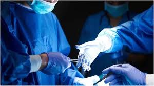 बड़ी लापरवाही: महिला की नसबंदी ऑपरेशन अधूरी छोड़कर डॉक्टर ने घर भेजा,परिजनों में आक्रोश