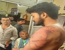 हेड कांस्टेबल से मारपीट करने वाले तीन युवकों को गिरफ्तार कर बेरहमी से पीटा