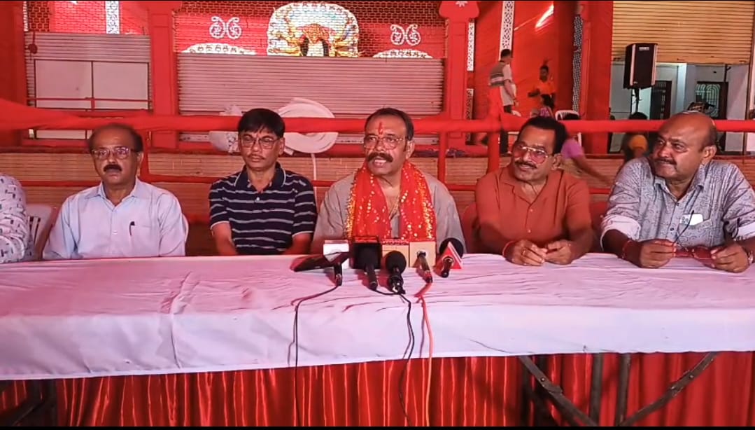 कालीबाड़ी दुर्गा उत्सव समिति इस बार सिंदुरी कलर का पंडाल तैयार  दुर्गा मां का पूजा शुरू : तन्मय चटर्जी