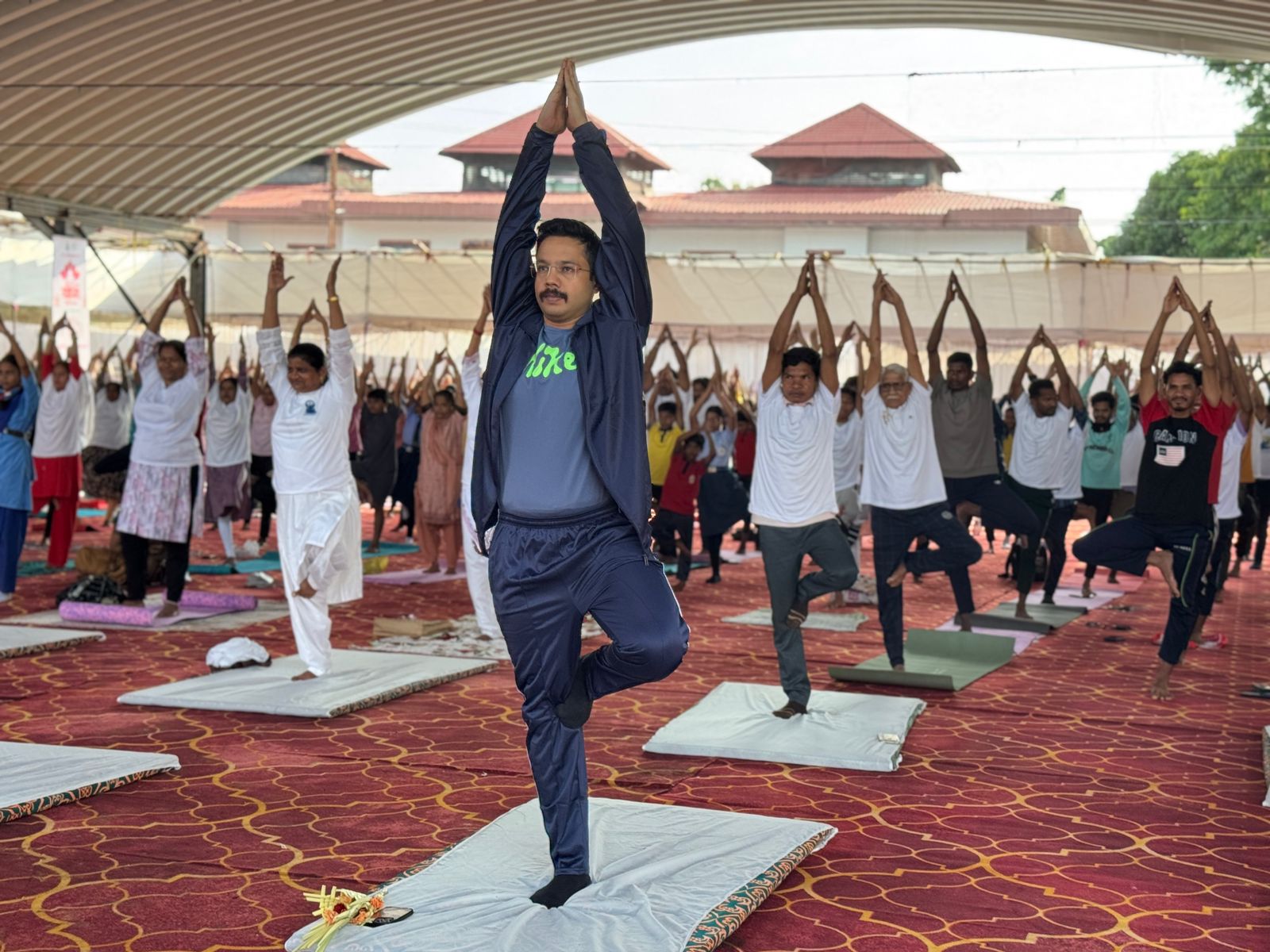 दंतेवाड़ा के मेंडका डोबरा मैदान में एक हजार की संख्या में लोगों ने किया एक साथ योगाभ्यास