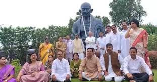छत्तीसगढ़ विधासभा मानसून सत्र : खाद- बीज संकट को लेकर कांग्रेस विधायकों ने गांधी प्रतिमा के सामने किया प्रदर्शन