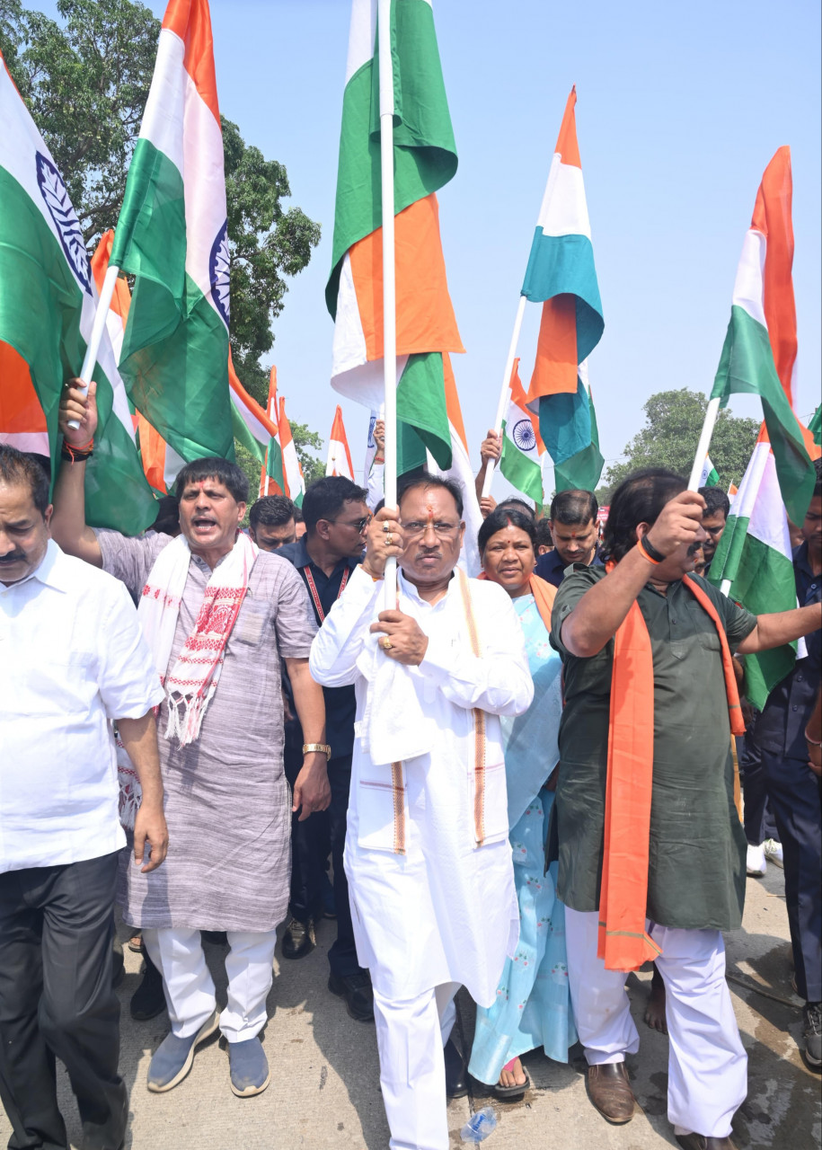 देशभक्तिपूर्ण गीतों के साथ जशपुर के चराईडांड में निकाली गई तिरंगा यात्रा 