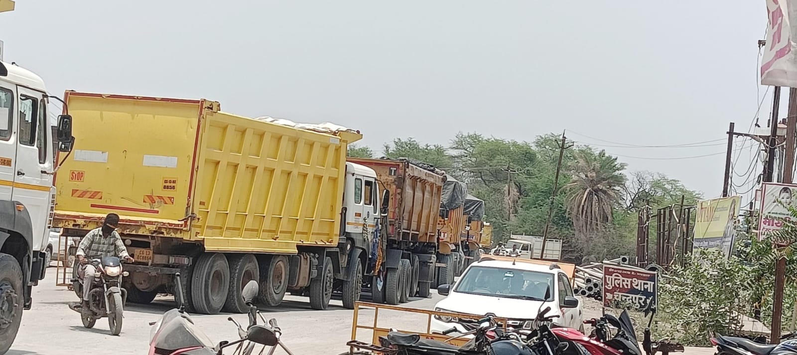 चंद्रपुर में रोड काम अधूरा , कई घंटों तक लग रहा है जाम , ठेकेदार का नहीं है अता पता 