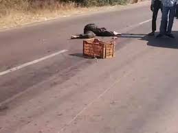 तेज रफ्तार ट्रक ने मोटरसाइकिल सवार युवक को मारी जबरदस्त टक्कर,डेढ़ किलोमीटर तक घसीटा