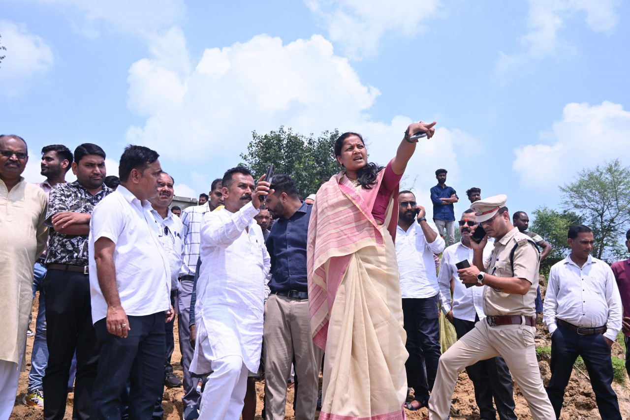 मंत्री लक्ष्मी राजवाड़े ने गोबरी नाला पर अस्थायी रपटा निर्माण कार्य का किया निरीक्षण