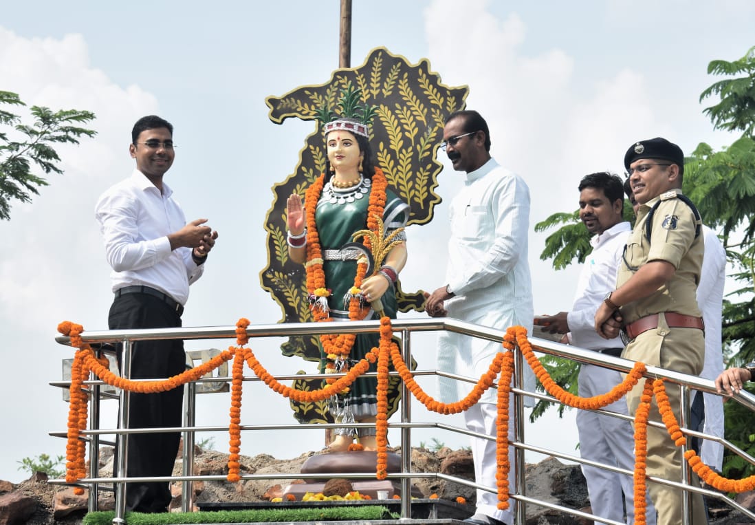 कलेक्टोरेट परिसर बालोद में किया*गया छत्तीसगढ़ महतारी के प्रतिमा का अनावरण 