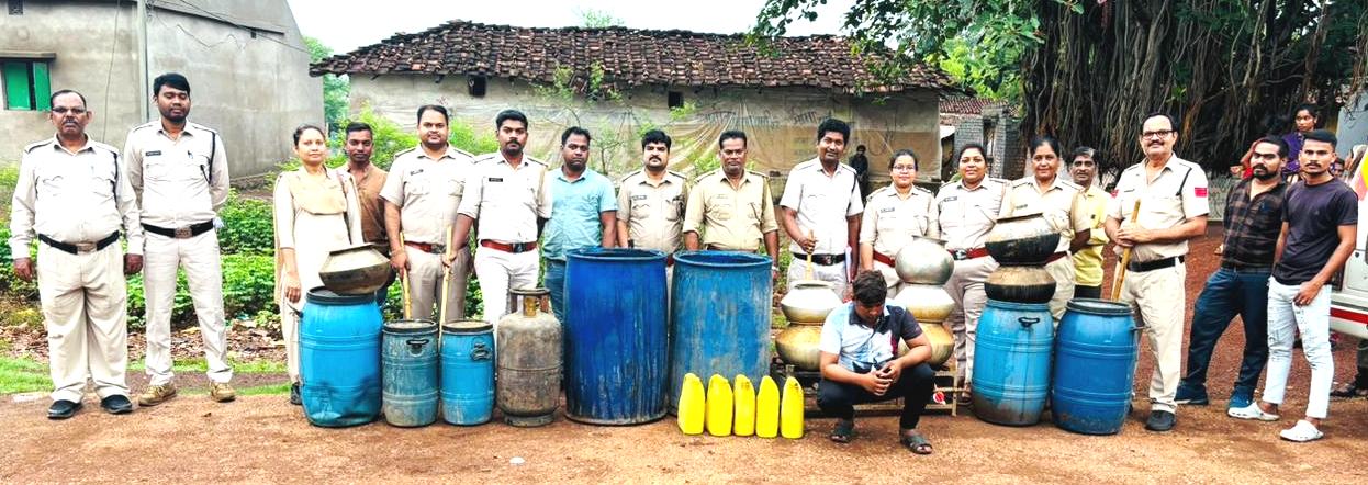  75 लीटर कच्ची शराब और 900 किलोग्राम गुड़ निर्मित पाश जब्त,एक आरोपी को न्यायिक अभिरक्षा में भेजा गया जेल