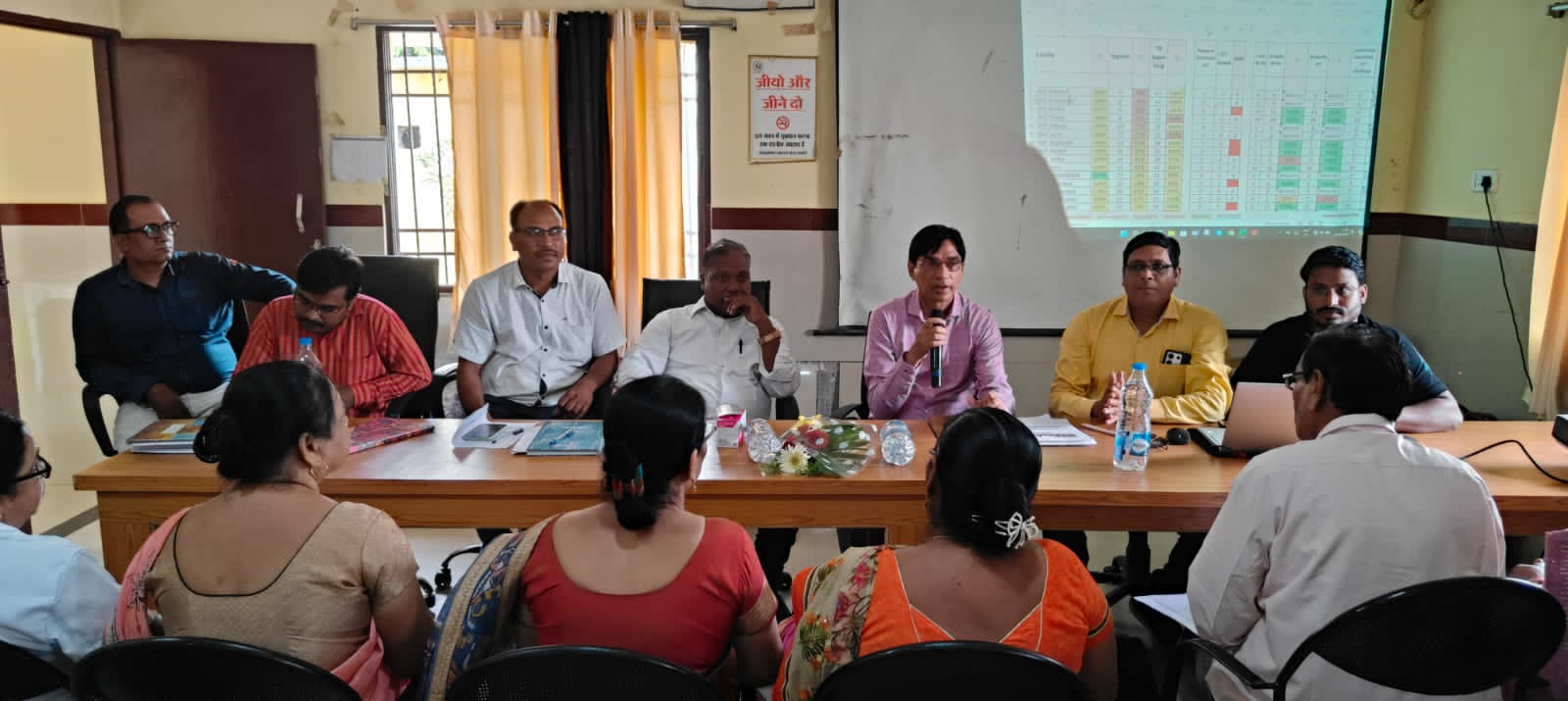 सीएमएचओ ने ली मैदानी अमले की बैठक, निगरानी बढ़ाते हुए मौसमी बीमारियों की रोकथाम के दिए निर्देश