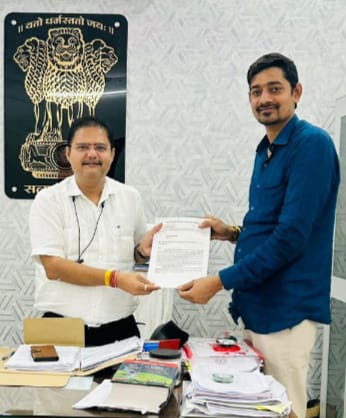 किसान हित मे गौठानों में पुनः रोकाछेका व्यवथा तत्काल लागू करने की मांग को लेकर वतन चन्द्राकर ने एस डी एम को ज्ञापन सौपा