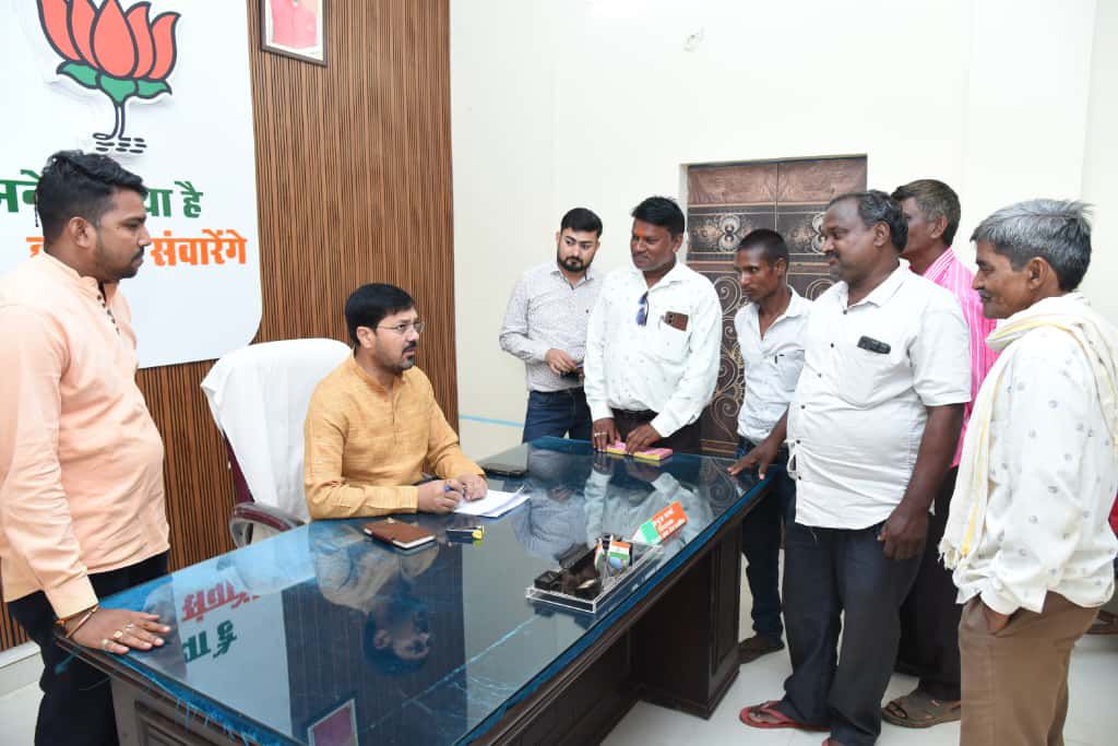 खरोरा विधायक कार्यालय में लगा अनुज का जनदर्शन

