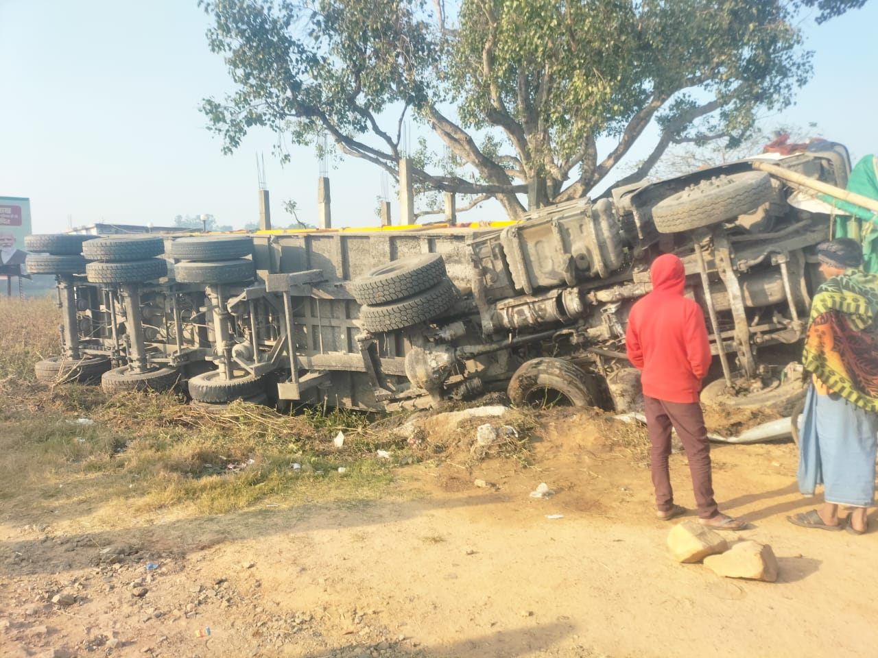 अनियंत्रित ट्रेलर ट्रांसफार्मर और स्ट्रीट लाइट को जद में लेते हुए पलटी बाल बाल बचा चालक