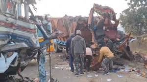 नेशनल हाईवे-30 पर भीषण सड़क हादसा,तेज रफ्तार दो ट्रकों की आमने-सामने टक्कर,तीन लोगों की मौत