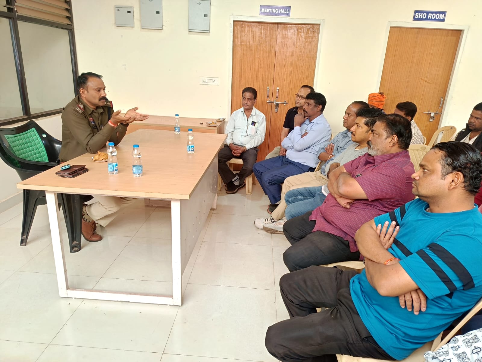 बचेली में नए थाना प्रभारी ने व्यापारियों से की बैठक, सुरक्षा व्यवस्था मजबूत करने का दिया आश्वासन