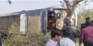 हादसों का सिलसिला लगातार जारी,महिंद्रा ट्रेवल्स की बस पलटने से 3 यात्री घायल