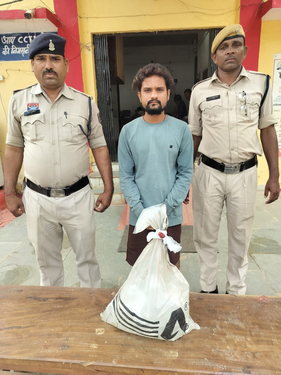 08 लीटर अवैध कच्ची महुआ शराब के साथ आरोपी गिरफ्तार 