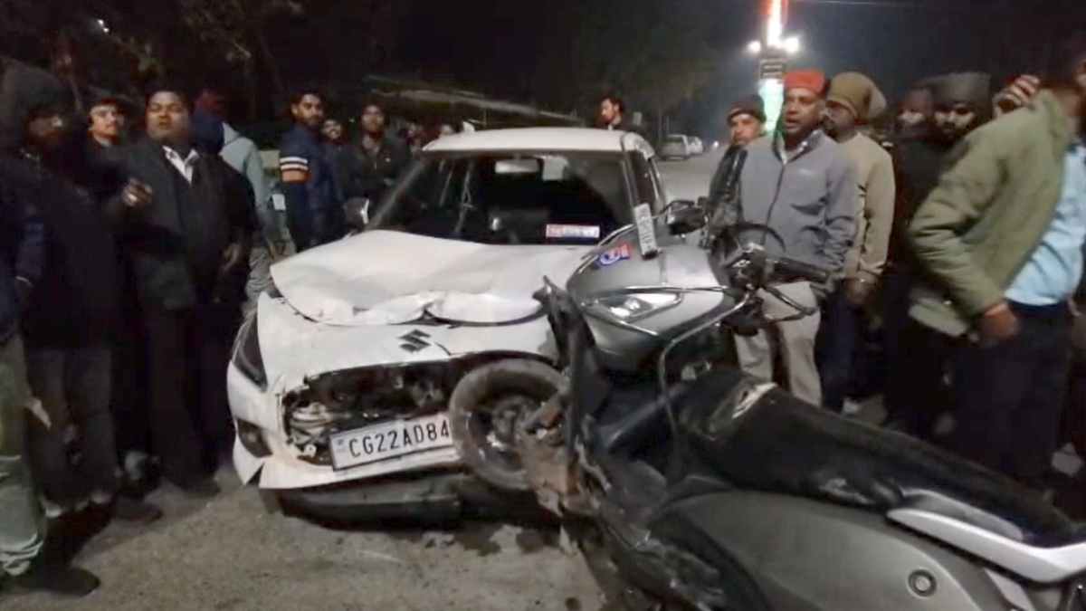 पुलिस अधिकारी की कार से स्कूटी सवार को टक्कर, हालत गंभीर
