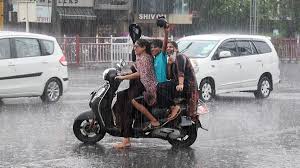 दिल्ली-एनसीआर में बारिश ने ढाया कहर, कई राज्यों में बारिश और ओलावृष्टि