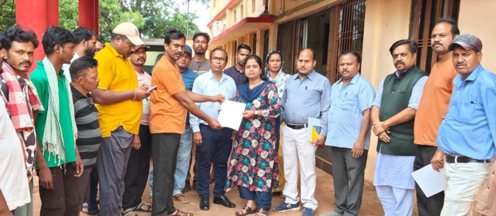 किरन्दुल फ़ाइनोर कैम्प के निवासियों को दिया गया प्रशासन की ओर से विस्थापन हेतु नोटिस