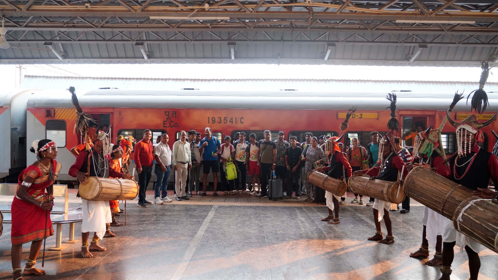 खेलो इंडिया ट्रायबल गेम्स: केरल की एथलेटिक्स टीम पहुंची जगदलपुर, पारंपरिक लोकनृत्य से हुआ भव्य स्वागत