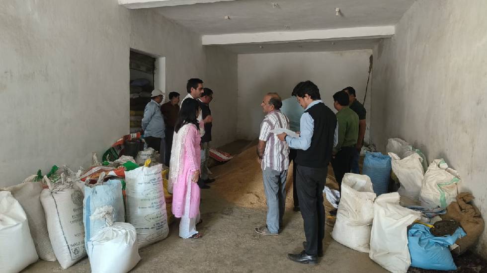 बालसी गांव में 137 बोरी धान, महुआ और पीडीएस चावल जब्त