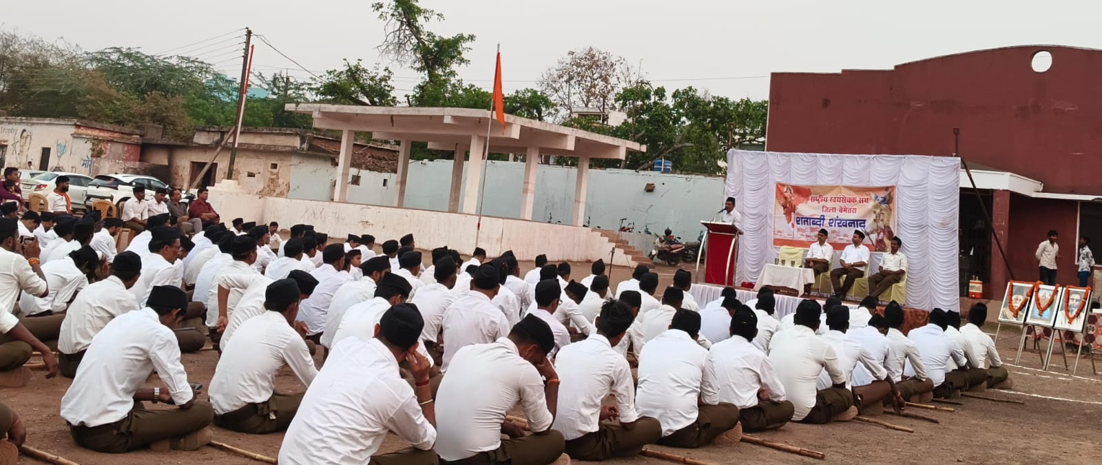 नववर्ष के सुअवसर पर बेमेतरा नगर मे राष्ट्रीय स्वयंसेवक संघ के स्वयंसेवकों ने नगर मे घोष के साथ पथ संचलन कर मनाया