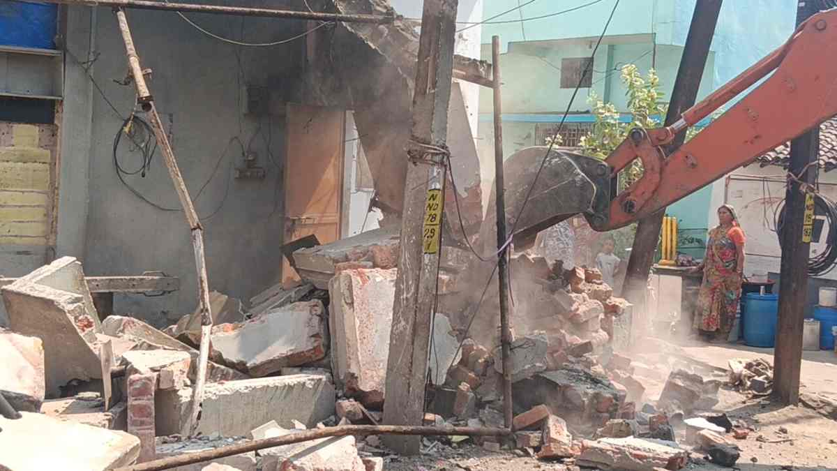 भगवान शंकर की बारात में युवक की हत्या,आरोपी के होटल पर चला बुलडोजर