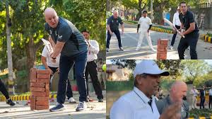 New Zealand के PM ने कपिल देव संग मिलकर दिल्ली में खेला गली क्रिकेट