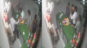 जेल प्रहरियों ने ढाबा कर्मचारी पर दबंगई दिखाते जमकर पीटा,वारदात सीसीटीवी में हुई कैद