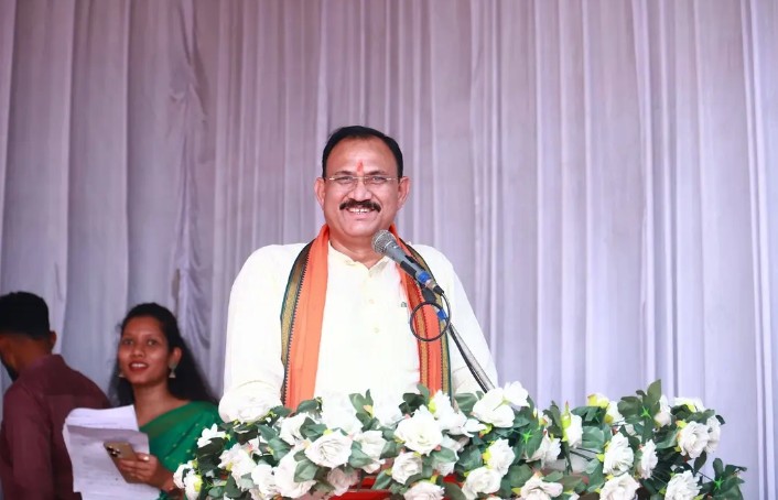 स्वास्थ मंत्री श्याम बिहारी के काफिले में केवल दो गाड़िया, मंत्री ने कार्यक्रम के बीच में मंच से दिया फॉलो गाड़ी और कारकेट को वापस जाने का आदेश