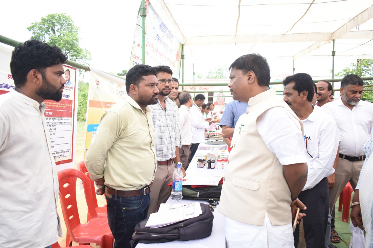 प्रभारी मंत्री केदार कश्यप ने बीजापुुर में आयोजित समाधान शिविर का किया औचक निरीक्षण