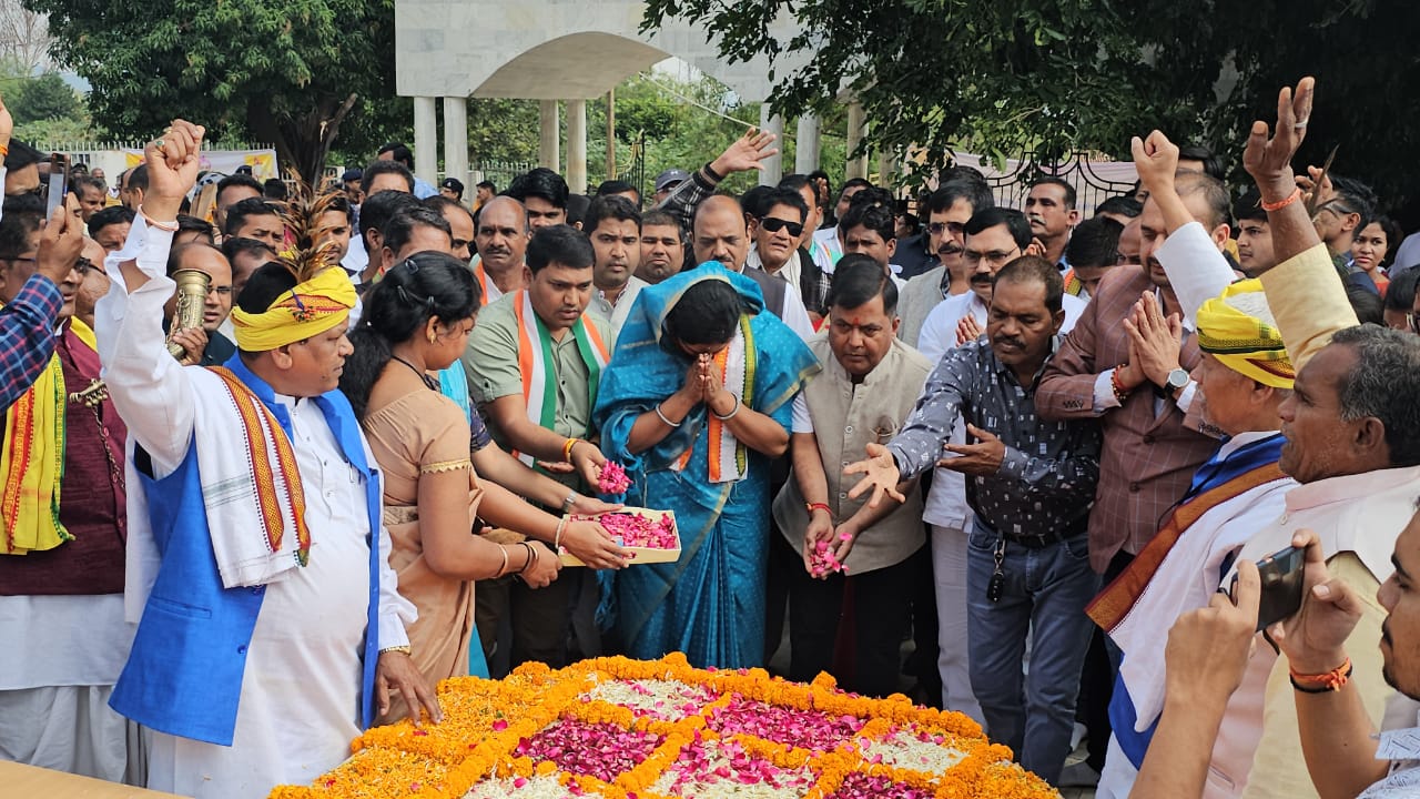  विधायक कविता लहरे ने शहीद वीर नारायण सिंह को शहादत दिवस में नमन किया