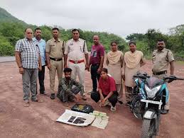 प्रतिबंधित नशीली दवाओं के साथ रंगे हाथों पकड़े गए युवक और युवती