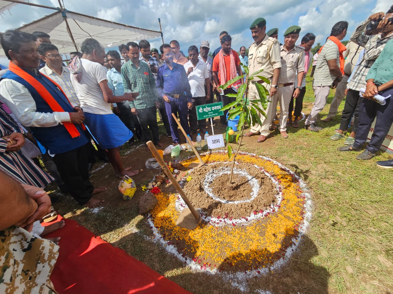 एक पेड़ बस्तर के देवी-देवताओं के नाम थीम के तहत वृक्षारोपण अभियान का किया गया आयोजन