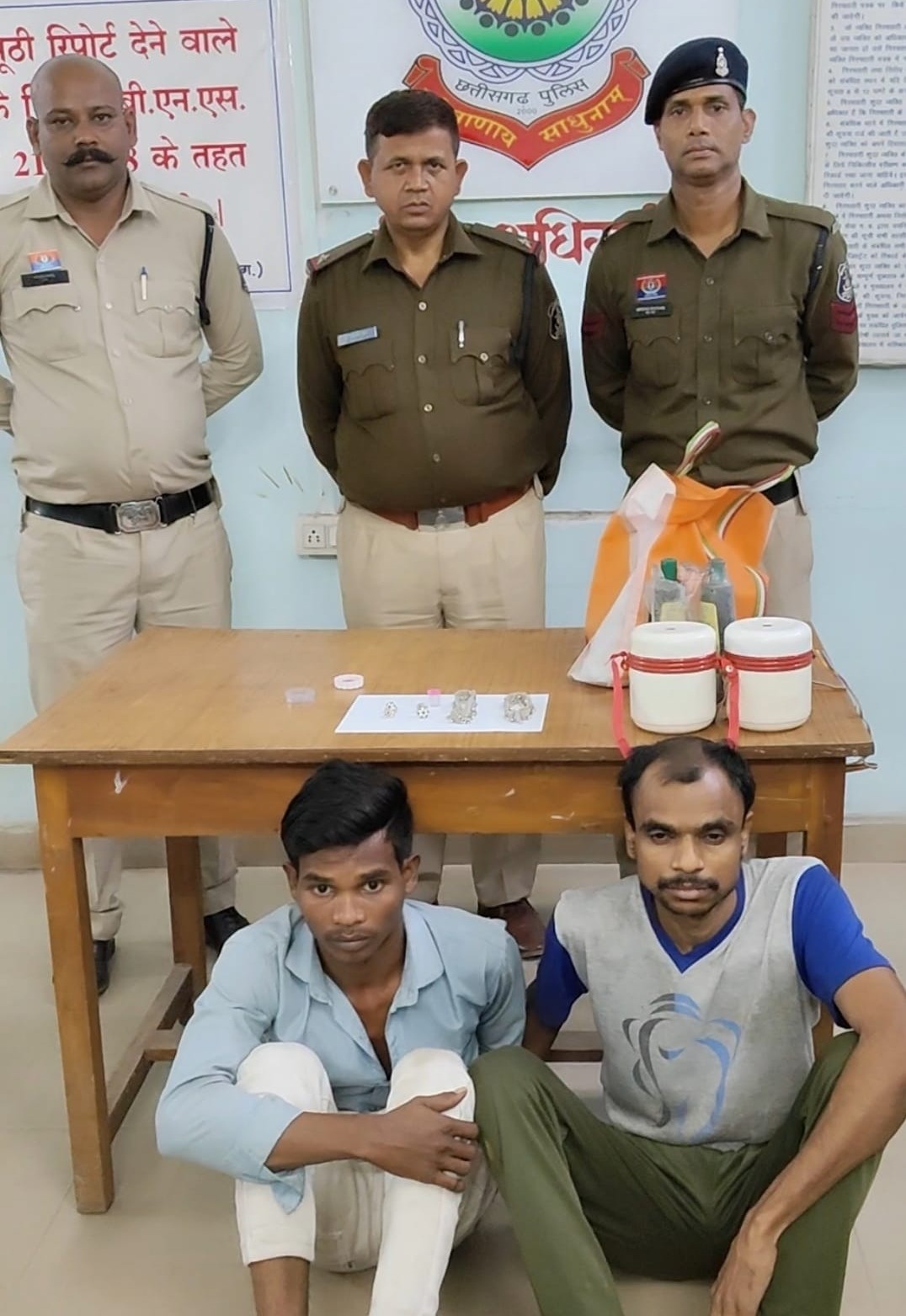 नावापारा टेण्डा में मकान और राशन दुकान चोरी का पुलिस ने 24 घंटे में किया खुलासा, तीन आरोपी गिरफ्तार
