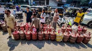 
मिडिल ईस्ट जंग के बीच देश में गहराया LPG संकट, एजेंसियों के बाहर लगी लंबी कतारें
