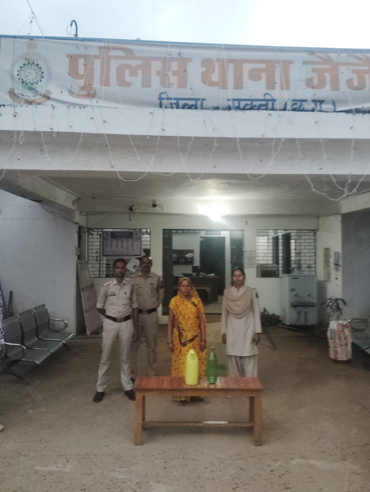52 साल की महिला 05 लीटर कच्ची महुआ शराब के साथ गिरफ्तार 